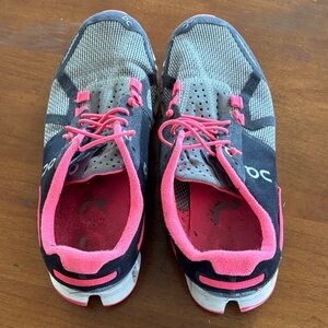 Woman’s On Cloud tennis shoes size 7 grey with pink accents